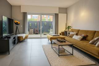 <p>Gelegen in een rustige en residentiële wijk, op de grens van Mortsel met Hove, vinden we in een kleinschalig gebouw dit instapklare appartement.<br />De zeer ruime en lichtrijke woon- en leefruimte bevindt zich vooraan en sluit en suite aan op de open keuken. Deze is praktisch ingedeeld, voorzien van alle toestellen.<br />Via de woonkamer, met grote raampartijen, is er toegang tot het zonnige terras aan de achterzijde gelegen.<br /><br />Het appartement beschikt over twee slaapkamers (ca. 14 m² en 9 m²) en een ingerichte badkamer met grote inloopdouche, bad en dubbele wastafel met meubel. Een apart gastentoilet is eveneens aanwezig.<br />Daarnaast is er een extra grote garage waar eveneens aansluiting voor wasmachine en droogkast is én via de garage kan je eveneens naar het terras. <br /><br />Extra troeven: het volledige appartement is uitgerust met automatische rolluiken, heeft een gunstige EPC-score en zeer lage gemeenschappelijke kosten.<br /><br />Dit appartement is geschikt voor maximaal drie personen en is beschikbaar vanaf 01/12/2025.</p>