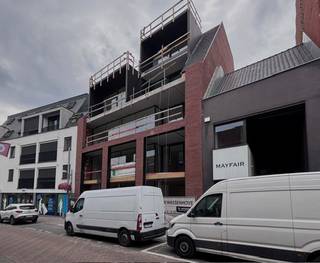 Duplexappartement op de derde en vierde verdieping van een kleinschalig kwalitatief hoogstaand appartementsgebouw.<br />
<p>Villa Allegro is een exclusief nieuwbouwproject gelegen aan de Kortrijkstraat. Hier worden vier uitzonderlijk ruime appartementen en een handelspand gerealiseerd op een toplocatie in het centrum met winkels, horeca, cultuur, sport en openbaar vervoer op wandelafstand.</p>
<p>De appartementen onderscheiden zich door hun royale en doordachte indeling, grote raampartijen die overvloedig natuurlijk licht binnenlaten, en een verfijnde afwerking met uitsluitend hoogwaardige materialen, in harmonie met het luxueuze en kwalitatieve karakter van het gebouw.</p>
<p>De appartementen beantwoorden aan de meest recente energetische normen en zijn uitgerust met vloerverwarming op basis van een individuele warmtepomp en een ventilatiesysteem voor een gezond binnenklimaat.</p>
<p>Achteraan het terrein zijn private garages voorzien, bereikbaar via het Rameplein, evenals fietsenbergingen met een toegang langs de Nieuwstraat.<br /><br /><b>Jouw woonwensen, jouw indeling.</b><br /><span>Kopers krijgen de mogelijkheid om de inrichting en afwerking af te stemmen op hun eigen stijl en behoeften, in samenspraak met de bouwheer.</span><br /><br /><b><u>Villa Allegro bestaat uit volgende entiteiten :</u></b><br /><span>- Gelijkvloers: 275 m² handelsruimte - </span><b>VERKOCHT </b><br /><span>- 1° Verdiep (1.1): 160 m² + 34 m² terrassen – 3 slpk – 2bdk - berging - <strong>VERKOCHT</strong></span><br /><span>- 2° Verdiep (2.1): 160 m² + 28 m² terrassen – 3 slpk – 2 bdk – berging - <strong>VERKOCHT </strong></span><br /><span>- 3° Verdiep (3.1): duplex 116 m² + 11 m² terrassen – 2 slpk – bdk – berging</span><br /><span>- 3° Verdiep (3.2): duplex 121 m² + 23 m² terrassen – 2 slpk – bdk – berging</span><br /><span>- 5 privatieve bergingen </span><br /><span>- Individuele fietsenbergingen</span><br /><span>- 6 garages + 3 autostandplaatsen</span><br /><br /><b>Mogelijkheid tot aankoop aan 6% btw<span> </span></b><span>(i.p.v. 21%), indien u voldoet aan de voorwaarden.</span><br /><span>Meer info hierover op kantoor.</span></p>