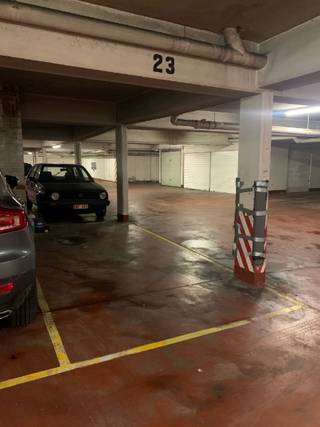 Deze ondergrondse autostaanplaats is gelegen vlakbij het Citadelpark . Een uitstekende ligging met een vlotte verbinding naar belangrijke...