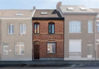 <p><span>Rustig wonen in het centrum van Zwijndrecht? Dat kan. Deze charmante ruime en aangename woning met mooie tuin en garage (20m², met extra opbergzolder én met private inrit achteraan) wacht op jou.</span></p><p><span> </span></p><p><span>In een van de meest gewilde straten van Zwijndrecht staat een top huis met veel mogelijkheden en bovendien onmiddellijk beschikbaar/bewoonbaar. Dichtbij belangrijke invalswegen, openbaar vervoer, winkels, scholen en sport-accommodaties.Deze woning met EPC D heeft veel te bieden, alles kan maar niets moet, er is GEEN renovatieverplichting. </span></p><p><span> </span></p><p><span>Via een ruime inkomhal kom je in de living met mooie lichtinval en annex keuken en eetkamer, 50m² woonplezier die uitgeeft op een aangename Zuid-gerichte tuin (72m²). Het gelijkvloers heeft ook een bureel, badkamer met bad/douche-combinatie en er is een bruikbare kelder. Op de eerste verdieping twee mooie slaapkamers (12 en 14m²) en een vaste trap naar de zolderverdieping met een derde sfeervolle slaapkamer (16m²). De eerste bezoekers zullen het huis nog deels ingericht zien maar eind september is het helemaal leeg en snel beschikbaar.</span></p><p><span> </span></p><p><span>Huislijkheid troef. Aarzel niet als je kans wil maken om deze woning te kopen.</span></p>
