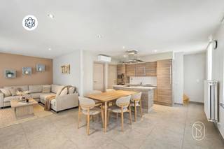 <p>Dit charmante huis is perfect instapklaar, goedgelegen in de Vlaamse Ardennen, de ideale investering! <br /><br />INDELING: gezellige leuke lichtruimte met open geïnstalleerde keuken, handige grote berging/wasplaats (ideaal voor fietsers), mooie badkamer, en op het verdiep bevinden zich 2 slaapkamers. <br />Handige extra grote (fietsen)berging.<br /><span>Compact perceel zonder tuin, ideaal als investering of starterswoning.</span> <br /><br />TROEVEN: goeie ligging, voorzien van zonnepanelen, perfect onderhouden en instapklaar. Mooie opbrengsteigendom. <br /><br />Bezoek na afspraak met Immo Beguin: info@immobeguin.be</p>