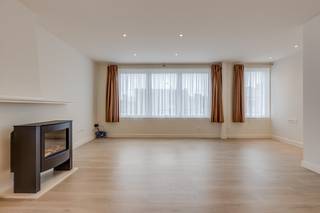 Een prachtig gerenoveerd appartement met twee slaapkamers, voorzien van twee autostaanplaatsen en een ruime garage met sectionale poort die...