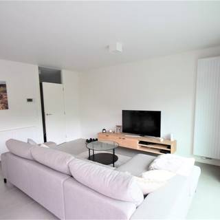 <strong>Ledegem - Lichtrijk appartement op de eerste verdieping te huur.</strong><br /><br /><strong>Indeling:</strong><br />Inkomhal, woonkamer, open keuken, berging (wasplaats), badkamer, apart toilet, twee slaapkamers en terras met zonneluifel<br /><br /><strong>Interesse?</strong> Klik hier! <strong>https://mijnhuurprofiel.be/property/d6c938b8-ec1d-4457-b292-5df85f3a7082</strong>