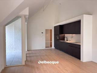Prachtig afgewerkt nieuwbouwappartement gelegen op de tweede verdieping van de stijlvolle residentie Boevrie, op een schitterende en rustige ligging in het centrum van Brugge. Dit kwalitatief afgewerkte appartement combineert modern wooncomfort met de authentieke charme van de historische binnenstad.<br /><br />Bij het binnenkomen beschikt het appartement over een aangename inkomhal met ruimte voor een vestiairekast. De ruime en lichtrijke leefruimte geniet van een mooie lichtinval en sluit naadloos aan op de moderne open keuken. Vanuit de leefruimte heeft u toegang tot het aangename terras, waar u bovendien kunt genieten van een charmant zicht op de typisch Brugse godshuisjes.<br /><br /> Het appartement beschikt over twee slaapkamers, een stijlvolle badkamer met inloopdouche en dubbel lavabomeubel en een afzonderlijk toilet. Dankzij de doordachte indeling, de hoogwaardige afwerking en de grote hoeveelheid natuurlijk licht is dit een bijzonder aangename woonomgeving.<br /><br /> Residentie Boevrie biedt bovendien een prachtige gemeenschappelijke binnentuin en staat garant voor luxueus en comfortabel wonen in het hart van Brugge. In de huurprijs zijn eveneens een autostaanplaats, twee fietsplaatsen en een private kelderberging inbegrepen.<br /><br /> De ligging is een absolute troef: rustig wonen in het centrum, op wandelafstand van 't Zand, winkels, horeca en alle voorzieningen. Ook het station van Brugge bevindt zich vlakbij, waardoor dit appartement bijzonder geschikt is voor wie centraal en comfortabel wil wonen.<br /><br /> Een unieke kans om te genieten van hedendaags wooncomfort op een topligging, gecombineerd met de charme en uitstraling van het historische Brugge.<br /><br />EPB in opmaak.<br />Gemeenschappelijke kosten: € 85/maand.<br /><br />Plan eenvoudig uw bezoek via onze website: www.delbecque.immo.