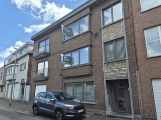 Dit ruime appartement is gelegen in het centrum van Beerse en bevindt zich op de tweede verdieping van een kleinschalig gebouw zonder lift. Via de inkomhal komt u terecht in de lichtrijke woonkamer, die voldoende ruimte biedt voor een gezellige zit- en eethoek. Aansluitend bevindt zich de keuken. Het appartement beschikt over twee grote slaapkamers, waardoor het ideaal is voor koppels, kleine gezinnen of wie graag extra ruimte heeft. Verder is er een praktische berging die ook perfect kan dienen als bureau of hobbyruimte. De badkamer is uitgerust met een ligbad, lavabo en toilet. Tot slot kunt u genieten van een balkon, een aangename plek om even buiten te vertoeven. Dankzij de centrale ligging bevinden winkels, horeca en openbaar vervoer zich op wandelafstand. In de gemeenschappelijke delen zit het voorschot voor de verwarming begrepen. Een BEZOEK aanvragen kan enkel online via WWW.VASTGOEDPARTNERS.BE