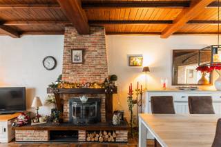 <h3><span>Gezellige woning met diepe tuin</span></h3><p><span>In de Rosveldstraat, op wandelafstand van scholen, het centrum van Schoten, supermarkten en openbaar vervoer, bevindt zich deze gezellige gesloten bebouwing met een diepe, groene tuin. Een woning met veel potentieel, ideaal als starterswoning of gezinswoning.</span></p><p><span>Troeven:</span></p><ul><li><span>Centrale ligging in Schoten</span></li><li><span>Scholen, winkels en openbaar vervoer op wandelafstand</span></li><li><span>Diepe, groene tuin</span></li><li><span>Gezellige woning met warme sfeer</span></li><li><span>Zolderverdieping met vaste trap, Mogelijkheid tot extra kamer(s)</span></li><li><span>EPC D geen renovatie verplichting</span></li></ul><p><span>Omschrijving:<br />Bij het binnenkomen voel je meteen de huiselijke en gezellige sfeer die deze woning typeert. De leefruimtes zijn aangenaam ingedeeld en vormen een fijne basis om stap voor stap naar eigen smaak op te frissen.</span></p><p><span>Achteraan ligt een diepe tuin, rijk aan groen en verrassend rustig. Een plek waar kinderen kunnen spelen, waar je kan tuinieren of simpelweg genieten van lange dagen buiten.</span></p><p><span>Op de verdiepingen bevinden zich de slaapkamers (waarvan de 4de kleinste kamer niet is afgebeeld op de foto's), met daarboven een zolderverdieping die reeds bereikbaar is via een vaste trap. Een belangrijke troef, want deze ruimte biedt de mogelijkheid om extra kamer(s) te creëren, zoals een bureau, hobbyruimte of bijkomende slaapkamers.</span></p><p><span>De woning heeft een EPC-score D, wat betekent dat er geen renovatieverplichting geldt. Wie het comfort verder wil verhogen, kan wel energetische verbeteringen overwegen om de woning toekomstgericht te maken.</span></p><p><span>Een huis met een warm gevoel en ruimte om in te groeien.</span></p><p><span> </span></p><p><span>Wenst u deze woning eens te komen bezichtigen? Aarzel dan niet een neem contact op via <span>christophe@sinjoor.be</span></span><span> of 036466655</span></p>