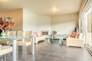 Welkom in de Zonnebloemstraat 11 te Beveren. In deze <strong>doodlopende straat </strong>vinden we een instapklare en ruime woning. <br /><br />We parkeren de auto op de <strong>oprit (3 plaatsen) of in de garage</strong> en stappen de woning binnen. We komen binnen in een grote <strong>inkomhal</strong> met <strong>gastentoilet.</strong><br />Van hieruit komen we in de open <strong>leefruimte</strong>. Hier vinden we een gezellige <strong>woonkamer </strong>met gashaard en een ruime<strong> eetkamer </strong>die aansluit op de<strong> open keuken.</strong><br />De open keuken is volledig uitgerust met 5-pits gasfornuis, ijskast, dubbele spoelbak, oven en vaatwasser. Er is zelfs ruimte voor een ontbijttafel.<br />Bij de keuken is een <strong>berging </strong>waar zich de aansluitingen voor wasmachine, droogkast bevinden. <br /><br />Op het gelijkvloers vinden we ook nog de grote garage die toegankelijk is via een<strong> elektrische poort.</strong><br />Hierbij is nog een <strong>berging </strong>die toegang geeft tot de mooie groene tuin. Ook vanuit de woonkamer kan je via het schuifraam makkelijk de<strong> tuin</strong> betreden. <br />Het ruime terras doet je al verlangen naar gezellige zomeravonden.<br /><br />Met de trap komen we op de <strong>1e verdieping</strong>. Hier vinden we <strong>3 ruime slaapkamers</strong>. Eén van de slaapkamers is momenteel ingericht als dressing.<br />Verder vinden we ook nog een <strong>ruime badkamer</strong> met douche, bad, toilet en dubbele spoelbak.<br /><br />Met een valtrap kunnen we ook de <strong>zolderruimte </strong>betreden. Momenteel ingericht als zolder en dus oplsagruimte.<br /><br /><u><strong>Technisch:</strong></u><br />- EPC: 180 kWh/m2jaar, label B<br />- G-&amp;P-score: A - A<br />- Wg, Vv, Vg, Gvkr, Gmo<br />- Geen renovatieplicht<br /><br />Is deze verrassend ruime woning helemaal jouw ding?  Kom ze snel ontdekken!