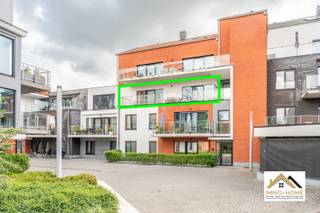 Dit moderne appartement is gelegen op de tweede verdieping van het complex, en is te bereiken via zowel lift als trap. Je wordt verwelkomd in een lange centrale gang, die alle ruimtes van het pand met elkaar in verbinding stelt. Een stijlvolle zwartmetalen glasdeur brengt je tot in een heel erg lichtrijke leefruimte met open keuken. De grote raampartijen vormen een venster op de heel leuke en rustige omgeving, en het ruime terras voelt als een natuurlijk verlengstuk van de woonruimte. De keuken is voorzien van hoogwaardig kookcomfort, en voorzien van alle gemak. De ruime aanpalende berging/wasplaats is handig meegenomen. Aan de achterzijde van het pand bevinden zich de drie slaapkamers (waarvan de master bedroom beschikt over wandhoge ingemaakte kasten) en een luxueuze badkamer met een riante inloopdouche. Bij het appartement horen twee opbergruimtes in de kelder en een garagebox met sectionaalpoort verplicht aan te kopen voor €30 000. De omgeving is zeer rustig, maar alle mogelijkheden tot ontspanning zijn vlakbij. De ondergrondse parkeergarage is bereikbaar via een inrit aan de achterzijde van het complex. Bezoekdag 30/05. Inschrijven via mail naar tommy@immo-home.be, geen telefonische inschrijvingen! Volg ons op Fb en Insta. Voor meer info: www.immo-home.be. GRATIS SCHATTING & GRATIS FINANCIEEL ADVIES