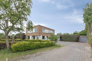 Discover this exceptional villa to renovate with a fantastic indoor pool, perfect for year-round swimming fun! Located along the Blankenberg road...