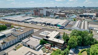 Verkoop in aandelen. Uniek multifunctioneel bedrijfsgebouw te koop – 4.500 m² bruikbare oppervlakte op toplocatieGelegen op een perceel van 3.800 m²,...