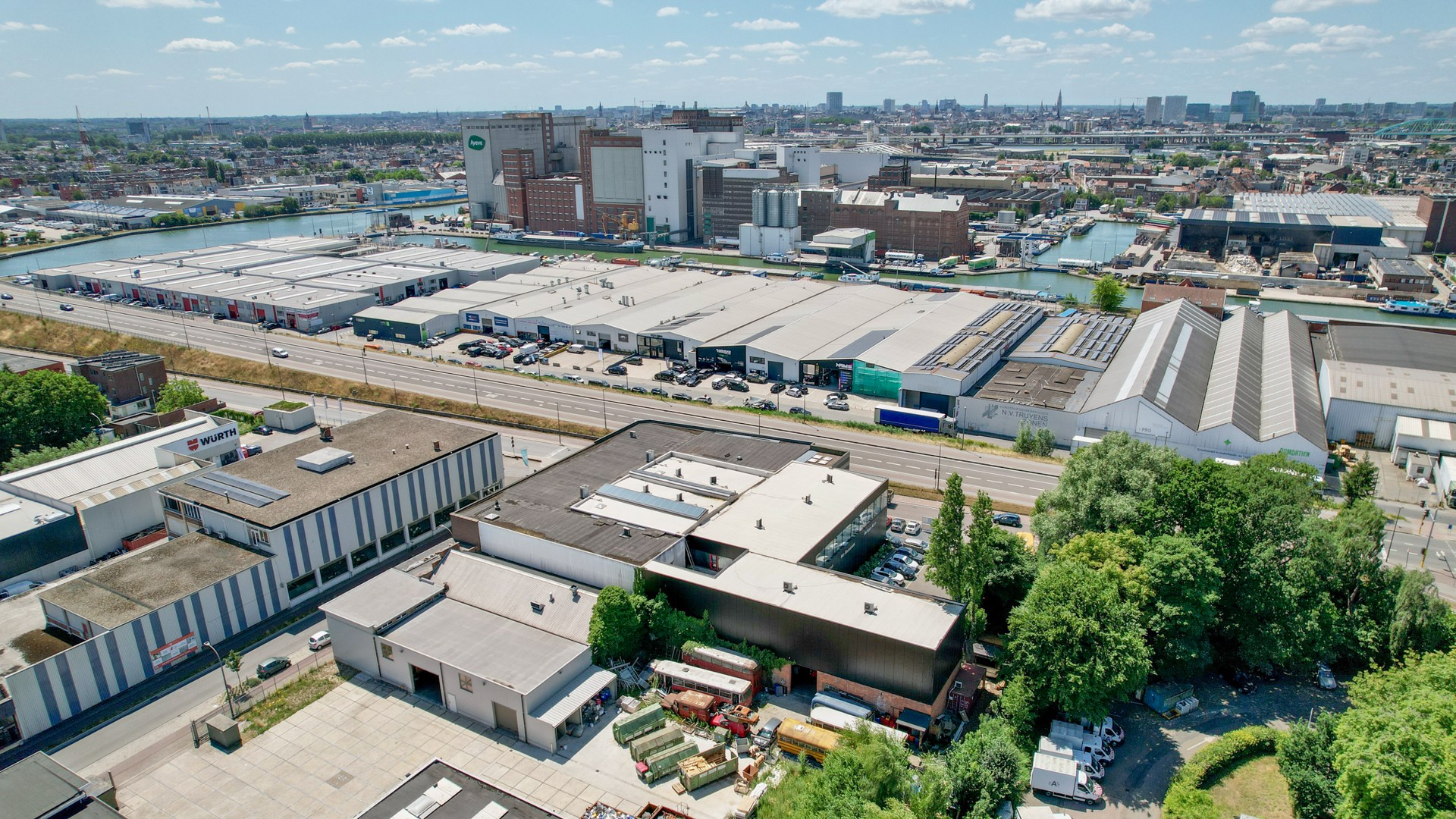 Uniek bedrijfsgebouw op een ideaal centrale locatie - foto 3