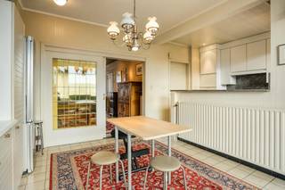 Bent u op zoek naar een ruime woning vol karakter, elegantie en natuurlijke lichtinval op een centrale locatie? Dit unieke huis aan de Maantjessteenweg 148 staat te koop in Merksem. Met een royale bewoonbare oppervlakte van maar liefst 225m² op een perceel van 175m² biedt dit eigendom enorm veel mogelijkheden voor gezinnen of voor wie ruimte zoekt om te wonen en te werken.<br /><br />Het vastgoed beschikt over een gunstig energieprestatiecertificaat met label B en is volledig asbestveilig, wat zorgt voor een zorgeloze en energiezuinige toekomst. Een absolute troef van dit eigendom dat u kunt kopen, is de prachtig aangelegde, zuid georiënteerde tuin van 91m². Dankzij de grote raampartijen geniet elke leefruimte bovendien van een fantastische lichtinval.<br /><br />De ligging in Merksem is uitermate centraal en praktisch. Op wandel- en fietsafstand vindt u een ruim aanbod aan winkels, scholen en openbaar vervoer. Bovendien geniet u van een hele vlotte verbinding naar diverse invalswegen en de Antwerpse ring.<br /><br />Indeling van het huis:<br /><br />GELlJKVLOERS:<br />- Ruime, uitnodigende inkomhal<br />- Inpandige garage<br />- Praktische wasbergplaats en extra opbergruimte<br />- Veelzijdige polyvalente ruimte <br />- Ruime en zonnige tuin<br /><br />EERSTE VERDIEPING:<br />- Afzonderlijk gastentoilet<br />- Lichtrijke en royale woonkamer met gezellige zithoek<br />- Gezellige ontbijthoek aansluitend op de ingerichte keuken<br />- Terras met een vaste trap die rechtstreeks leidt naar de tuin<br /><br />TWEEDE VERDIEPING:<br />- 3 volwaardige en ruime slaapkamers<br />- Badkamer uitgerust met dubbele wastafel, ligbad en een toilet<br />- Extra bergplaats of bureau-ruimte<br />- Aangenaam terras aan de achterzijde, toegankelijk via een van de slaapkamers<br /><br />Dit magnifieke pand dat nu te koop staat, combineert standing en tijdloze architectuur met hedendaags comfort. Droomt u van een kwalitatief en ruim huis met een prachtige tuin in Merksem? Aarzel dan niet om onze immo-experts te contacteren om dit unieke aanbod te kopen of te bezichtigen. Het team van Dewaele Merksem aan de Lambrechtshoekenlaan 183 staat graag tot uw dienst. Had u daarnaast graag een gratis schatting van uw eigendom? Bel ons voor een vrijblijvend gesprek of mail naar yannick.schnorbusch@dewaele.com.<br /><br />Bestuursmaatregelen in het maatregelenregister: nee