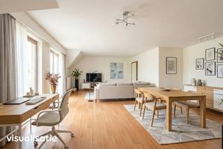 Instapklaar, netjes onderhouden duplexappartement van maar liefst 189m², op de derde verdieping, met o.a. 3 slaapkamers, 2 badkamers en...