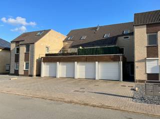 <p><span>Ruim duplex appartement met 2 slaapkamers, garagebox en kelderberging in het centrum van Lanklaar.</span></p><p><span> </span></p><p><span>Op een uitstekende locatie aan de kerk van Lanklaar bieden wij u dit bijzonder ruime duplex appartement aan met een bewoonbare oppervlakte van 173m². Dankzij de centrale ligging bevinden winkels, horeca, openbaar vervoer en andere dagelijkse voorzieningen zich op wandelafstand.</span></p><p><span> </span></p><p><span>Ook qua bereikbaarheid scoort deze eigendom uitstekend. Via de nabijgelegen N78 bereikt u vlot Maasmechelen, Maaseik en Genk, terwijl ook de autosnelweg en Nederland zich op korte afstand bevinden.</span></p><p><span> </span></p><p><span>Het appartement is gelegen op de eerste verdieping en beschikt over een eigen inkomhal die toegang geeft tot de verschillende leefruimtes. De lichtrijke woonkamer vormt zonder twijfel het hart van het appartement. Dankzij het grote schuifraam geniet u hier van een aangename natuurlijke lichtinval en een directe verbinding met het terras aan de achterzijde. De aanwezige gashaard zorgt bovendien voor extra sfeer en gezelligheid.</span></p><p><span> </span></p><p><span>Aansluitend bevindt zich de volledig uitgeruste keuken, voorzien van alle nodige comfort. Vanuit de keuken heeft u toegang tot een tweede terras aan de voorzijde van het gebouw. Door de aanwezigheid van twee terrassen kunt u op elk moment van de dag genieten van zon of schaduw.</span></p><p><span> </span></p><p><span>Verder beschikt deze verdieping over een gastentoilet en twee praktische bergruimtes, waaronder een wasberging met aansluitingen voor wasmachine en droogkast.</span></p><p><span> </span></p><p><span>Op de bovenverdieping bevinden zich twee ruime slaapkamers en een comfortabele badkamer uitgerust met een ligbad, douche en lavabo. Hier is tevens een 2</span><span><sup>e</sup></span><span> toilet beschikbaar. De masterbedroom beschikt bovendien over een eigen dressing. Daarnaast biedt de aanwezige zolderruimte extra mogelijkheden voor opslag of hobbyruimte.</span></p><p><span> </span></p><p><span>Ook aan bergruimte geen gebrek dankzij de privatieve kelderberging. Uw wagen parkeert u veilig in de afgesloten garagebox met automatische sectionaalpoort.</span></p><p><span> </span></p><p><span>Troeven:</span></p><ul><li><span>Centrale ligging in het hart van Lanklaar</span></li><li><span> Bewoonbare oppervlakte van bijna 170 m²</span></li><li><span>Twee ruime slaapkamers</span></li><li><span>Masterbedroom met dressing</span></li><li><span>Twee terrassen</span></li><li><span>Afgesloten garagebox</span></li><li><span>Privatieve kelderberging</span></li><li><span>Veel bergruimte</span></li><li><span>Uitstekende bereikbaarheid</span></li><li><span>Elektrische installatie wordt goedgekeurd</span></li></ul><p><span>Het appartement is momenteel verhuurd aan 1.050 per maand, waardoor het ook een interessante opportuniteit vormt voor investeerders die op zoek zijn naar een stabiel rendement. </span></p><p><span>Bent u op zoek naar een ruim appartement met tal van mogelijkheden op een gegeerde locatie? Contacteer ons dan vandaag nog voor een bezichtiging.</span></p><p><span>Robin Raeven – 0484 35 73 08 – robin@jemar.be</span></p>