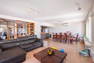 <p>Ruim appartement met twee slaapkamers op de 3e verdieping van een flatgebouw met lift, ideaal ontworpen om comfort en functionaliteit te bieden.</p><p>Het bestaat uit een hal met opbergruimte en een bureauhoek, en een ruime, lichte woonkamer met een halfopen keuken. Vanuit de woonkamer heeft u toegang tot een gezellig balkon van 9 m² waar u van de buitenlucht kunt genieten. <br />Het beschikt tevens over twee grote slaapkamers, een berging die kan dienen als voorraadkamer/opslagruimte/wasruimte, een badkamer met ligbad en een apart toilet.<br />De woning beschikt bovendien over een eigen garage.</p><p>Technische kenmerken: EPC-klasse B, gloednieuwe warmtepomp en elektrische boiler, dak van het gebouw volledig gerenoveerd in 2026, lift.</p><p>Ideaal als eerste aankoop of als investering voor verhuur! Dit appartement valt op door zijn ruime indeling, zijn lichte karakter en de recent gemoderniseerde voorzieningen die zorgen voor een uitstekende energieprestatie.<br />Zeker een bezichtiging waard! Bezichtiging en informatie via: aurelie@immobeguin.be</p><p>(Het appartement en de garage zijn momenteel verhuurd)</p>