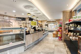 Uniek pand met commerciële en residentiële mogelijkheden, perfect voor ondernemers die wonen en werken willen combineren. Momenteel in gebruik...