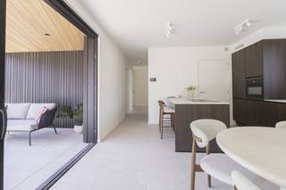 Gelijkvloers appartement (woonopp. 92m²) geniet van 2 slaapkamers en ruime tuin van ca. 74m² te koop op topligging nabij centrum Waregem...