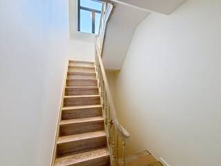 Volledig gerenoveerd duplexappartement te huur in Brugge, vlakbij het stadscentrum. Bovendien biedt het als eerste bewoning na renovatie een...