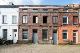 Deze gezellige rijwoning heeft 3 slaapkamers. De Speelmanstraat is een doodlopende straat, een zijstraat van de Zwijnaardsesteenweg. Een uitstekende locatie! <br /><br />Deze woning kan eveneens als totaalproject gezien worden icm nr 28, zie publicatie : https://topvastgoed.be/property/7808325/<br /><br />Het centrum van Gent is gemakkelijk te bereiken te voet en per fiets. Ook via het openbaar vervoer ben je op enkele minuten in de bruisende stad.<br />Door de nabijheid van het Sint- Pieters station geraak je via het openbaar vervoer overal. Uiteraard via de trein, maar ook tal van bussen en trams hebben daar hun haltes. <br />Supermarkten, scholen en restaurants zijn op wandel en/of fietsafstand terug te vinden. <br /><br />Ook het Citadelpark ligt werkelijk achter de hoek. Even rustig ontspannen, wandelen of genieten van de natuur... <br />Enerzijds is alles dichtbij, anderzijds kan je genieten van de rust. Een unieke combinatie in Gent!<br />Kortom, met de ligging van deze woning is een auto absoluut niet noodzakelijk. <br />Doch ben je op minder dan 5 min op alle belangrijke toegangswegen de E17, E40 en de R4<br /><br />Bij binnenkomst komen we terecht in de ruime leefruimte met open keuken. Op het gelijkvloers is er nog een extra bergruimte en toilet voorzien alsook de badkamer. Via het schuifraam hebben we toegang tot de zuid gerichte tuin. Altijd fijn om te genieten met vrienden of familie van de buitenlucht.<br />Op de eerste verdieping bevinden zich 2 ruime slaapkamers. Hier moet nog een extra doorgang voorzien worden. Op de 2de verdieping bevindt zich de 3de ruime slaapkamer.<br /><br />Extra troeven :<br />- Met zijn EPC C score is er geen renovatieplicht<br />- Mits de nodige opfrissing kan de woning volledig naar eigen smaak en stijl ingericht worden<br />- Een unieke opportuniteit om de woning als totaalproject te zien icm de aankoop van nr 28 = 5 slaapkamers in totaal<br />- Zomer of Winter, je kan het hele jaar door genieten van de buitenlucht<br /><br />Deze opportuniteit is ideaal voor wie in de stadsrand van Gent wil wonen. De indeling, de ruimtes en de aangename tuin bieden dit huis alles om er een echte thuis van te maken!<br /><br />Beschikbaar na akte mits overeenkomst met de huidige huurder.<br /><br />Interesse in deze TOPPER? Contacteer dan snel Topvastgoed voor een bezoek op het nummer 0475 700 700