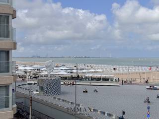 Cet appartement rénové avec goût est situé dans un emplacement unique, à l'angle de l'emblématique Rubensplein à Knokke, juste à côté de la digue. Depuis le salon lumineux, vous pouvez profiter d'une vue dégagée sur la mer et la place animée. Grâce à son orientation sud-ouest, l'appartement est baigné de soleil jusqu'en début de soirée, un atout rare sur la côte.<br /><br />Le hall d'entrée dispose d'un vestiaire et de toilettes pour invités. Le salon confortable, avec ses grandes baies vitrées et sa lumière chaleureuse, s'intègre parfaitement à la cuisine ouverte entièrement équipée, dotée d'appareils électroménagers de qualité, d'une cave à vin et d'un congélateur séparé. Le couloir de nuit donne accès à deux chambres à coucher spacieuses, chacune avec des armoires encastrées. La salle de douche élégante est séparée et dispose d'un deuxième WC.<br /><br />L'intérieur respire la classe et la tranquillité grâce au sol en mortex uniforme avec chauffage au sol, qui se prolonge dans tout l'appartement. <br />De plus, l'appartement dispose d'une cave privée et d'un local à vélos commun.<br /><br />Possibilité d'acheter une place de parking/garage dans les environs !<br /><br />N'hésitez pas à nous contacter pour plus d'informations : tél. : 050 62 44 14 ou via knokke@immax.be