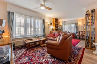 Interesse? Meer informatie op www.SWEVERS.be. - Deze open bebouwing aan de Halbeekstraat 16 in Heusden-Zolder combineert ruimte, licht en veel mogelijkheden. De woning uit 1966 is door de jaren heen doordacht vernieuwd en biedt een solide basis voor comfortabel wonen, met een ruime leefruimte, een praktische keuken en drie flexibele slaapkamers. De centrale badkamer en de grote kelder bieden extra functionaliteit, terwijl rolluiken en airconditioning het dagelijkse wooncomfort verhogen.<br /><br />Een absolute meerwaarde is het polyvalente bijgebouw van 55 m² achteraan het perceel, dat kan dienen als praktijkruimte, atelier, hobbyruimte of extra leefruimte. De recent geplaatste veranda (2022) vormt een mooie verbinding tussen binnen en buiten en biedt dankzij de westelijke oriëntatie lange, zonnige avonden met uitzicht op de tuin.<br /><br />Op technisch vlak is de woning volledig klaar voor de toekomst, met vernieuwde elektriciteit, een geïsoleerd dak en spouwmuren, een EPC-label C en een asbestveilige toestand. De centrale maar rustige ligging nabij de snelweg, scholen, winkels, openbaar vervoer en het stadscentrum maakt dit een aantrekkelijke woning op een perceel van 9a 5ca, met volop mogelijkheden om er een eigen thuis van te maken. Bel ons vandaag nog voor een persoonlijke rondleiding. Wij van Swevers Real Estate helpen je maar al te graag verder. tel. 011 255 155. Bron bewoonbare oppervlakte: EPC-verslag.