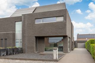 Mooie , ruime moderne woning met vier slaapkamers op perceel van 382 m².Via de inkomhal kom je in de lichte , gezellige woonkamer met haard en...