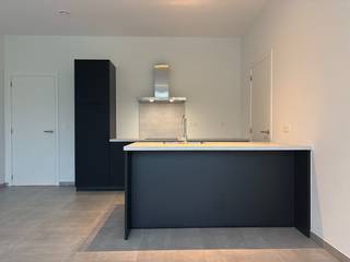 Dit prachtige nieuwbouwappartement te Wilsele combineert modern wooncomfort met een energiezuinig karakter en hoogwaardige afwerking. <br /><br />Het appartement omvat : een inkomhal met gastentoilet, ruime leefruimte met volledig geïnstalleerde open keuken, terras (20m²)  en privatieve tuin (99m²), 1 slaapkamer, een badkamer en berging.  De badkamer beschikt over een inloopdouche, handdoekdroger en lavabomeubel met spiegel. Bovendien kan je beschikken over een privatieve autostaanplaats en een ruime opbergruimte, die in de ondergrondse garage gelegen zijn. Ook kan je gebruik maken van de gemeenschappelijke fietsenstalling in de tuin.<br /><br />Een enorme troef van dit appartement is de vrije hoogte van nagenoeg 3 meter in de leefruimte waardoor er een enorm aangenaam ruimtelijk gevoel ontstaat. Vanuit de leefruimte heb je via een schuifraam toegang tot het brede terras en je eigen privatieve tuin.<br /><br />Het appartement is bijna energieneutraal  en wordt verwarmd doormiddel van <strong>vloerverwarming</strong> met een <strong>warmtepomp</strong>. Er is een ventilatie systeem (type D) aanwezig en daarnaast beschikt het appartement over <strong>zonnepanelen</strong>.  Het toilet en terraskraan zijn aangesloten op regenwater. De EPC score is momenteel nog in aanvraag maar zal een zeer goede A-score omvatten, met <strong>E-PEIL van max 20</strong>, wat resulteert in een comfortabel en energiezuinig woonklimaat. <br /><br />Gelegen nabij het centrum van Wilsele en Wijgmaal, kent dit appartement een uitstekende ligging. Zo woon je vlakbij allerhande winkels en bevindt het openbaar vervoer zich op wandelafstand. Ook de aansluiting met de E314 en de verbinding met Leuven centrum zijn zeer gunstig.<br /><br />Het appartement is onmiddellijk beschikbaar, met een maandelijkse huurprijs van €1100 en een maandelijkse gemeenschappelijke kost van €60.<br /><br />Maak zelf een afspraak via onze online agenda onder 'bezoekmoment kiezen'. Of neem gerust contact met ons op voor verdere informatie of om een bezichtiging te regelen, via telefoon op 016 23 90 81 (elke weekdag bereikbaar tussen 10u en 13u).