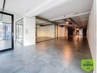 Ruim handelsgelijkvloers met grote raampartijen in de Leopoldlaan te MiddelkerkeBent u op zoek naar een ruim en centraal gelegen handelspand met...