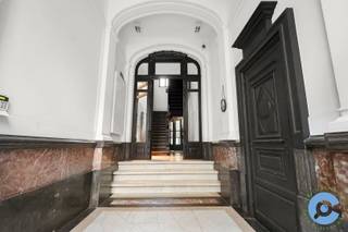 Deze statige herenwoning met een bewoonbare oppervlakte van maar liefst 709m2 onderging een totaalrenovatie in 2012 door het Antwerpse...