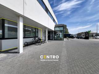 <u><strong>INDELING:</strong></u><br /><strong><em>Gelijkvloers:</em></strong><br />Gemeenschappelijk: 25-tal parkeerplaatsen - centrale inkomhal - ontvangstbalie - wachtruimte - sanitair.<br />Privaat: Praktijkruimte (19m²). <br /><br /><u><strong>AFWERKING: </strong></u><br />De kantoorruimten hebben vloerverwarming, zijn geschilderd, voorzien van LED-verlichting en voldoende stopcontacten.<br /><br /><u><strong>NUTSVOORZIENINGEN:</strong></u><br />Elektriciteit, stadswater, gas, ventilatiesysteem, internetaansluiting (Telenet).<br /><br /><u><strong>BESTEMMING:</strong></u><br />Audiologen, logopedisten, podologen, diëtisten, ergotherapeuten, logopedisten, etc. <br /><br /><strong><u>LIGGING:</u></strong><br />Langs de Diksmuidsesteenweg, een belangrijke invalsweg naar het centrum, en vlot bereikbaar vanaf de Ring.<br />De kantoren maken deel uit van een complex met o.a. Schiervelde Health Training (Kine Schiervelde), apotheek Schiervelde, een jobcoach en een diëtiste.<br /><br /><u><em><strong>Opmerkingen:</strong></em></u><br />- Forfait € 60/m voor internet, onroerende voorheffing en brandverzekering.<br />- Voorschot G+E: € 75/m met afrekening volgens werkelijk verbruik.<br />- Mogelijkheid om uw logo aan te brengen op de Totem.<br />- Onze ref. op <strong>www.centro.be</strong>: <strong>O0145-1</strong> of contacteer ons op <strong>050 70 01 02</strong>.<br /> 