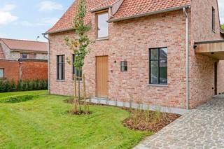 Deze alleenstaande nieuwbouwvilla is zeer rustig gelegen maar toch op een steenworp van het centrum van Zarren.<br /><br />Op de gelijkvloerse verdieping is volgende indeling aanwezig: inkomhal met gastentoilet, lichtrijke woonkamer met open keuken, ruime berging, 1 slaapkamer en badkamer, zonnige tuin én carport.<br />Op de eerste verdieping zijn er nog 3 slaapkamers aanwezig, een apart toilet én een badkamer. <br />De woning beschikt eveneens over een ruime zolder.<br /><br />PLUSPUNTEN:<br />- GELIJKVLOERS WONEN MOGELIJK<br />- 4 SLAAPKAMERS<br />- 2 BADKAMERS<br />- TUIN VOLLEDIG AANGELEGD<br />- CARPORT<br />- RUSTIGE LIGGING<br /><br />Prijs is exclusief registratierechten / BTW.<br />De inrichting van de tuinen is een voorbeeld van hoe het kan.