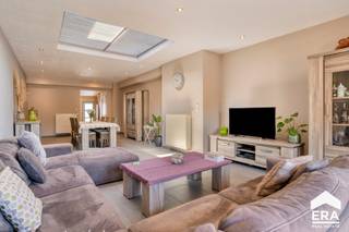 <p>Ontdek deze charmante woning op een prachtig perceel van <strong>343 m²</strong>, ideaal gelegen in het centrum van <strong>Sint-Andries</strong>. Dankzij de uitstekende ligging geniet je van een vlotte bereikbaarheid, terwijl je op wandelafstand bent van het groene <strong>parkdomein De Koude Keuken</strong>, winkels, scholen en openbaar vervoer. Een ideale combinatie van rust en alle dagelijkse voorzieningen binnen handbereik.</p><p>De woning verwelkomt je met een inkomhal die leidt naar een volledig ingerichte keuken met kwaliteitsvolle toestellen, waarbij het kookvuur recent werd vernieuwd. De ruime en lichtrijke woon- en eetkamer biedt een prachtig zicht op de diepe, natuurlijke tuin en vormt de perfecte plek om te ontspannen of gasten te ontvangen. Op het gelijkvloers bevindt zich bovendien een badkamer met ligbad én douche.</p><p>Op de eerste verdieping vind je twee volwaardige slaapkamers, een bureau dat eenvoudig als extra slaapkamer kan worden ingericht en een apart toilet. Via een vaste trap bereik je de zolderverdieping, die dienst kan doen als derde slaapkamer, hobbyruimte of praktische zolder.</p><p>Buiten wacht een uitzonderlijk diepe tuin met veel groen en maximale privacy. Twee gezellige terrassen en een tuinhuis maken het geheel compleet en zorgen ervoor dat je volop kunt genieten van het buitenleven.</p><p><strong>Extra troeven:</strong></p><ul><li>Topligging in het centrum van Sint-Andries</li><li>Perceel van 343 m² met diepe, groene tuin en veel privacy</li><li>Energiezuinige woning met gunstig <strong>EPC-label B</strong> (189 kWh/m²jaar)</li><li>Conforme elektrische installatie</li><li>Asbestveilige woning</li></ul>