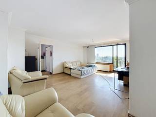 <h1><span>Ruim appartement nabij het centrum van Roeselare</span></h1><h1><span> </span></h1><h1><span>Op zoek naar een interessante investering of een comfortabel appartement om zelf te bewonen? Dan is dit appartement een echte opportuniteit!</span></h1><h1><span>Het appartement verwelkomt u met een </span><span>inkomhal</span><span> en beschikt over een aparte </span><span>keuken</span><span>, een ruime en lichtrijke </span><span>leefruimte</span><span>, </span><span>twee volwaardige slaapkamers</span><span> met toegang tot het </span><span>terras</span><span>, een apart </span><span>gastentoilet</span><span> en een </span><span>badkamer</span><span> met bad. </span></h1><h1><span>Bovendien werd recent een nieuwe boiler geplaatst.</span></h1><h1><span>Vanuit zowel de keuken als de leefruimte heeft u directe toegang tot het ruime terras. </span></h1><h1><span>Gelegen op de 5de verdieping geniet u hier van een prachtig groen uitzicht over de voortuin en een ver panoramisch zicht. </span></h1><h1><span>Dankzij de aanwezigheid van een lift is het appartement vlot toegankelijk.</span></h1><h1><span>Er is eveneens een private kelderberging inbegrepen.</span></h1><h1><span>De ligging is uitstekend: op wandelafstand van het centrum van Roeselare, met winkels, openbaar vervoer en belangrijke invalswegen in de onmiddellijke omgeving.</span></h1><h1><span> </span></h1><p><span> </span></p>