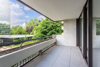 <p><strong>Nieuw gerenoveerd 2 slaapkamer appartement van ca. 140m², voorzien van een prachtig terras 22m². Gelegen in de standingvolle Residentie Hertogenpark, omringd door het groene domein Hertoghe. Zeer gunstige ligging nabij Albert Heijn, supermarkten, scholen, openbaar vervoer, parken en belangrijke in- en uitvalswegen.</strong></p>
<p><strong>Bewoners genieten van exclusieve faciliteiten zoals een restaurant, zwembad met sauna en een conciërge.</strong></p>
<p><strong>INDELING:</strong></p>
<p>Ruime INKOMHAL met vestiaire en apart gastentoilet. De royale LEEFRUIMTE van ca. m² op parket biedt toegang tot het OOST-GEORIËNTEERDE TERRAS van ca. 22 m² over de volledige breedte van het appartement. De volledig ingerichte open KEUKEN beschikt over een kookeiland met ontbijthoek, opbergkasten en hoogwaardige toestellen.</p>
<p>Daarnaast is er een praktische ruime BERGING/WASPLAATS. De nachthal leidt naar de ruime MASTERBEDROOM (4,33 m x 3,40m) op parket met ENSUITE DRESSING en ingerichte BADKAMER (ca. 2,80 m x 2,20 m), voorzien van een ligbad, toilet en een dubbele lavabo in een meubel. De tweede SLAAPKAMER (ca. 2,20 m x 5,43 m) op parket heeft een aangrenzende DOUCHEKAMER met regendouche en een lavabo in meubel.</p>
<p>U heeft de mogelijkheid een autostaanplaats apart aan te kopen aan €25.000 . <strong><br /></strong></p>
<p>Residentie ‘Hertogenpark’ of hoe wonen resideren wordt! Hertogenpark is al jaren een buitenbeentje op de Belgische markt van residentiële appartementen. Sinds haar ontstaan is de residentie haar tijd ver vooruit en wordt zij in haar segment aanzien als de “place to be” bij mensen die kwaliteitsnormen voor wonen verwachten .</p>
<p>De permanente upgrading van het gebouw heeft mogelijk gemaakt dat er in de residentie luxueus kan worden gewoond. Er kan worden genoten van een groot binnenzwembad en een sauna. Tevens is er een restaurant te vergelijken met een ‘lounge’ + pianobar, waar iedereen ’s middags of ’s avonds welkom is.</p>
<p>Het gebouw beschikt over 4 gastenkamers welke u de mogelijkheid bieden om vrienden, familie of zakenrelaties bij u thuis uit te nodigen en laten overnachten in hun eigen aparte suite.</p>
<p>De ruime behuizing, de privacy, de veiligheid, de beveiligde ondergrondse parkings en de grote terrassen geven een perfecte samensmelting van luxe. Mensen die niet de zorg van een villa willen, maar wel de geborgen luxe van een residentieel appartement, vinden in de residentie precies wat ze zoeken.</p>
<p>Ook niet te vergeten is de ligging van de residentie: in het groene Hertogenpark aan de rand van de stad, op enkele minuten van het centrum, nabij openbaar vervoer, Albert Heijn, supermarkt, belangrijke in-en uitvalswegen. <br /><br /><span><strong>BIJZONDERHEDEN:</strong></span><br />* Kwalitatief nieuw gerenoveerd appartement<br />* Terras over de volledige breedte van het appartement. Toegankelijk via de leefruimte en de slaapkamers <br />* Bewoners genieten van exclusieve faciliteiten zoals een restaurant, zwembad met sauna en een conciërge.<br />* Inkomhal gebouw is volledig gerenoveerd (2018), badgesysteem vernieuwd (2019), aanleg voortuin (2019), videofonie aanwezig<br />* EPC A: 91kWh/m², asbestvrij, conforme keuring elektriciteit <br />* Mogelijkheid tot kopen van een autostaanplaats in het gebouw <br />* Fietsenberging, vuilbak containers in het gebouw<br />* Zeer centrale locatie nabij belangrijke in- en uitvalswegen, openbaar vervoer, parken, winkels, stad en scholen.</p>