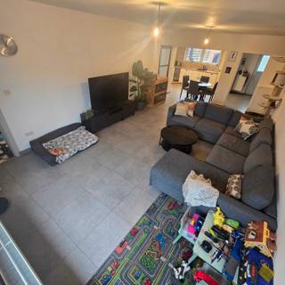 Instapklare halfopen woning met 2 badkamers, bureau en zonnige tuin op toplocatie in Mol<br /><br />Deze lichtrijke, energiezuinige woning vlak bij het centrum van Mol, op wandelafstand van scholen, supermarkten, bos, fitness en openbaar vervoer. De ideale thuis voor wie comfortabel wil wonen met alle voorzieningen dichtbij.<br />De Turnhoutsebaan is zeker geen drukke baan, je bent overal snel ter plaatse en door de goed isolatie hoor je binnen de auto's niet voorbij komen.<br /><br />Indeling:<br />Gelijkvloers<br /><br />Ruime, lichte leefruimte met open keuken<br /><br />Koele berging naast de keuken<br /><br />Wasplaats of extra berging<br /><br />Inpandige garage<br /><br />Gastentoilet<br /><br />Rechtstreekse toegang tot de mooi aangelegde, omheinde tuin met overdekt terras met verlichting en groot tuinhuis met elektriciteit<br /><br />Verdieping<br />2 ruime slaapkamers, waarvan 1 met dressing<br /><br />Apart bureau of hobbyruimte<br /><br />2 badkamers met douche, toilet en wastafel waarvan 1 ensuite aan de master bedroom<br /><br />Tip: De slaapkamers zijn ruim genoeg om eventueel nog op te splitsen.<br /><br />Troeven:<br />Instapklaar, moderne afwerking<br />2 badkamers : ideaal voor eigen badkamer van de kinderen.<br /><br />Bureau met netwerkbekabeling over heel de bovenverdieping, perfect voor thuiswerk<br /><br />Energiezuinig: EPC 151 kWh/m²<br /><br />Omheinde tuin met privacy<br />2 parkeerplaatsen voor de woning<br />Rustig, maar centrale ligging<br /><br />Technische details:<br />Elektriciteit conform AREI<br /><br />CV op aardgas (radiatoren)<br /><br />PVC ramen, dubbel glas<br /><br />Rolluiken en vliegenramen bijna overal<br /><br />Regenwaterput aangesloten op buitenkraan<br /><br />Oriëntatie NW<br /><br />Vloertegels beneden, laminaat boven<br /><br />Laadpaal mogelijk over te nemen