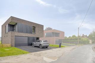 Deze moderne nieuwbouwwoning (186 m2 BVO) is gelegen in het landelijke Zwalm op een perceel van 865m2 aan het einde van een doodlopende straat...