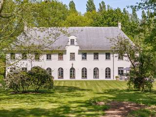 Instapklaar villa-landhuis in een uitzonderlijk landelijke omgeving, ontworpen door architect Lionel Jadot. Deze unieke eigendom combineert...