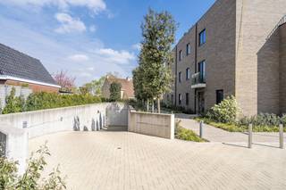 Dit dakappartement van 203 m² ligt in Domein Beverhof langs de Beversesteenweg in Roeselare. Het bevindt zich in een afgesloten domein met een...