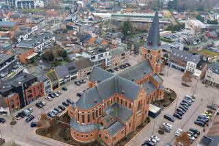 Op een absolute toplocatie in het hart van Putte bevindt zich dit veelzijdige handelspand met bovengelegen appartement. Dankzij de centrale ligging geniet het pand van een uitzonderlijke visibiliteit en een uitstekende bereikbaarheid. Gelegen midden in het centrum, op wandelafstand van winkels en openbaar vervoer en in de nabijheid van belangrijke invalswegen, biedt dit eigendom tal van mogelijkheden voor ondernemers en investeerders.<br /><br />Het handelsgelijkvloers werd uitgebaat als café en beschikt vooraan over een ruim terras waar gasten bij mooi weer kunnen genieten, evenals een overdekt terras. Via een aparte inkomhal betreedt u de zaak, waar u wordt verwelkomd in een indrukwekkende open ruimte met een ronde bar als centraal middelpunt en een dj-booth. Verder zijn er voldoende sanitaire voorzieningen aanwezig. Achteraan bevindt zich ruimte voor de keuken met aansluitende bijkeuken en extra bergruimte.<br /><br />Via een aparte hal bereikt u de eerste verdieping, waar het bovenliggende appartement zich bevindt. Dit appartement beschikt over een eigen inkomhal met apart gastentoilet en vestiaire. De hal leidt naar een ruime leefruimte met plaats voor een gezellige zithoek en aparte eetruimte, evenals een afzonderlijke keuken voorzien van de voornaamste toestellen. Daarnaast zijn er twee volwaardige slaapkamers en een badkamer uitgerust met dubbele lavabo en douchebad. Tot slot beschikt het pand over een ruime zolder en zijn er voldoende parkeermogelijkheden zowel bij het handelspand als op het nabijgelegen kerkplein.<br /><br />U bent verplicht deze woning binnen de 6 jaar na aankoop grondig energetisch te renoveren.<br /><br />Dit is een uitstekende opportuniteit als u op zoek bent naar een handelspand met bovengelegen woonst op een toplocatie te Putte. Contacteer ons voor meer informatie op 0474 78 07 73 of neem een kijkje op www.boonstravastgoed.be . <br /><br />Bijzonderheden:<br />- Geweldige locatie<br />- Uitzonderlijke visibiliteit<br />- Toplocatie in het centrum<br />- Handelspand met appartement