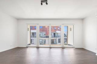 <p>In een rustige éénrichtingsstraat, op wandelafstand van het strand, de duinen, winkels en de tram, bevindt zich deze volledig vernieuwde studio. Een unieke kans om te investeren in een instapklaar en energiezuinig pand op een toplocatie aan de kust.</p>
<p>De studio is compact maar slim ingedeeld met een lichtrijke leefruimte, een moderne open keuken en een stijlvol afgewerkte badkamer met inloopdouche. Alles werd van A tot Z vernieuwd, zodat je zonder zorgen kan verhuren of bewonen.</p>
<p>Met een warmtepomp en een EPC-label B geniet je van lage energiekosten en beperkte gemeenschappelijke lasten.</p>
<h3>Investeringspotentieel</h3>
<p>Dankzij de grote vraag naar tweede verblijven en vakantiewoningen in Bredene combineert dit pand <strong>zorgeloos eigenaarschap met een aantrekkelijk rendement</strong>. Afhankelijk van de verhuurstrategie kan de opbrengst variëren van een <strong>stabiel rendement (ca. 3–4%)</strong> bij klassieke verhuur tot een <strong>zeer interessant rendement (ca. 6–8%)</strong> bij actieve korte termijn verhuur.</p>
<p>Bovendien is er de mogelijkheid om meerdere studio’s of appartementen in hetzelfde gebouw aan te kopen, wat dit project extra interessant maakt voor investeerders die hun portefeuille willen uitbreiden.</p>
<h3>Troeven</h3>
<ul>
<li>
<p>Volledig vernieuwd en instapklaar</p>
</li>
<li>
<p>Energiezuinig (EPC B) met warmtepomp</p>
</li>
<li>
<p>Rustige ligging vlak bij strand, duinen, winkels en tramhalte</p>
</li>
<li>
<p>Interessant rendement bij zowel lange als korte termijn verhuur</p>
</li>
<li>
<p>Mogelijkheid tot aankoop van meerdere units in hetzelfde gebouw</p>
</li>
</ul>