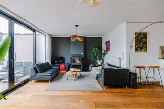 <p><span>EREMBODEGEM - Bent u opzoek naar een charmante, gerenoveerde woning met potentieel op een top-locatie?</span></p><p><span>Dan is dit pand misschien wel iets  voor u! </span></p><p><span> </span></p><p><span>De belangrijkste kenmerken in een notendop:</span></p><p><span>- Top ligging vlakbij uitvalswegen, openbaar vervoer, scholen en winkels</span></p><p><span>- 2 slaapkamers en dressing</span></p><p><span>- Zolder met potentieel voor extra 2 slaapkamers</span></p><p><span>- Praktijkruimte/bureauruimte - ideaal voor thuiswerk of vrij beroep </span></p><p><span>- Garage en autostaanplaatsen op de oprit</span></p><p><span>- Zuidwest gericht terras en stadstuin</span></p><p><span>- Zeer lichtrijk</span></p><p><span>- combi van authentieke elementen met modern strak</span></p><p><span>- </span><span>Richtprijs: €435.000</span></p><p><span> </span></p><p><span>Zo ziet het gelijkvloers eruit:</span></p><p><span>De brede hall/gang geeft via een dubbele originele deur toegang tot een grote, lichtrijke en inspirerende polyvalente ruimte die als bureau, bibliotheek, praktijk, ... kan dienen. Via een nieuwe stalen deur betreden we de uiterst gezellige leefruimte met eiken parketvloer en houtvuur. Een dubbel schuifraam zorgt voor zeer veel lichtinval en de connectie met het Zuidwest gericht terras en de stadstuin. De open keuken met eiland/bar is voorzien van alle comfort: werkblad in graniet, Falcon fornuis met 6 pitten,...  Verder een handige wasplaats, een bijkeuken/berging, de toegang tot de kelder en de badkamer met grote inloopdouche, enkele wastafel en toilet. </span></p><p><span>Zo ziet de verdieping er uit: </span></p><p><span>Via de authentieke trap komen we in de nachthall met 2 ruime slaapkamers, een dressing en een apart toilet. Via een vaste trap hebben we toegang tot een zeer ruime zolder met potentieel voor extra kamers, een hobbykamer, ...</span></p><p><span>Verder beschikt de woning over een leuke stadstuin met tuinhuis dat ook als garage kan worden gebruikt en bereikbaar is langs de achterkant van de woning.  </span></p><p><span> </span></p><p><span> </span></p>
