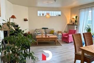 BEZOEKMOMENT VOLZET Appartement in bel-etage woning te Kristus-Koning op 1ste verdieping. Ruim appartement met inkom, toilet, berging, living,...