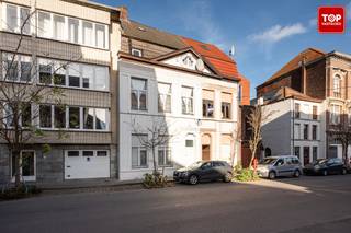 Deze charmante gezinswoning is gelegen in een rustige straat op enkele stappen van het historisch centrum. <br /><br />De Kartuizerlaan is strategisch goed gelegen In Gent. Het historisch centrum van Gent is te bereiken te voet en per fiets.<br />Het station Gent Dampoort is gelegen op enkele minuten fietsen. Tal van supermarkten, scholen, restaurants, zijn op wandel en/of fietsafstand terug te vinden. Kortom, met de ligging van deze woonst is een auto absoluut niet noodzakelijk. <br />Doch ben je op minder dan 10 min rijden op alle belangrijke toegangswegen van Gent zijnde de E17, E40 en de R4<br /><br />Qua indeling van de woning merken we op dat alle kamers heel ruim zijn. De hoge plafonds zorgen voor een zeer aangenaam en vij gevoel. <br />In de ruime inkomhal is er voldoende mogelijkheid om een aantal fietsen te stallen. Via de leefruimte komen we terecht in de keuken, waar we toegang krijgen tot de overdekte koer. <br />Op de eerste verdieping bevinden zich twee ruime slaapkamers en de badkamer met douche. Op de tweede verdieping vinden we de derde en vierde slaapkamer terug. <br /><br />De woning is instapklaar maar kan een opfrisbeurt gebruiken. Ideaal voor wie graag dichtbij het Centrum van Gent wil wonen en alles binnen handbereik wil hebben. Deze woning heeft alles in huis om er een echte thuis van te maken!<br /><br />Beschikbaar bij akte.<br /><br />Contacteer Top Vastgoed voor een bezoek op 0475 700 700.