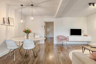 Vous recherchez une maison confortable avec un aménagement pratique, un espace extérieur agréable et sans frais communs ? Alors cette maison de Kerkstraat 11 vaut vraiment le détour !<br /><br />La maison dispose d'un salon spacieux et lumineux avec une cuisine ouverte de pas moins de 33 m². La cuisine est entièrement équipée avec un four combiné, une cuisinière à gaz, un évier double, une hotte, un lave-vaisselle, un réfrigérateur avec congélateur et de nombreux espaces de rangement grâce aux placards disponibles.<br /><br />À côté se trouve la véranda de 9 m², équipée de placards intégrés et de connexions pour le lave-linge et le sèche-linge. Idéal comme espace de rangement supplémentaire ou comme espace de lavage pratique.<br /><br />Le hall d'entrée spacieux de 10 m² offre une agréable sensation d'espace. La salle de bain de 4 m² dispose d'une douche à l'italienne moderne et d'un lavabo avec mobilier. Il y a également des toilettes séparées avec un lave-mains.<br /><br />La chambre de 15 m² dispose de placards intégrés et offre tout le confort nécessaire pour une bonne nuit de sommeil.<br /><br />Cette maison a également beaucoup à offrir à l'extérieur ! Profitez du jardin avec terrasse, idéal pour vous détendre ou dîner à l'extérieur. Il y a également une maison de jardin de 10 m² et une place de parking derrière la maison de jardin.<br /><br />Avantages supplémentaires :<br /><br />Rénovation réalisée en 2014<br />Chauffage central au gaz<br />Sous-sol commun<br />Pas de coûts communs<br />Aménagement pratique et nombreux rangements<br />Jardin privé avec terrasse et parking<br /><br />Bref, une maison agréable alliant confort, équipements pratiques et espace extérieur !<br /><br />Intéressé ? N'hésitez pas à nous contacter pour plus d'informations ou pour une visite sur place à l'adresse dewaele.com !<br /><br />Registre des mesures: non
