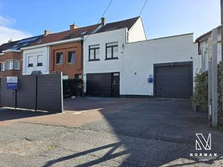 This house with commercial property with excellent visibility is located along an access road to Kortrijk. It is currently operated as a bar/gentlemen’s club and is rented out for €1,000 per month. The building includes a bar with a garden, a private area, and a large driveway. There are 5 bedrooms, a spacious attic, and a cellar. A kitchen and sanitary facilities are also available.