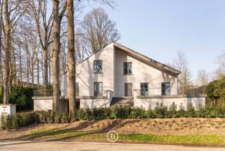 Located in the green and residential area of Hoog-Linden, this beautiful family villa is situated at the end of a quiet cul-de-sac.The property was...