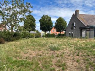 Dit perceel bouwgrond is bestemd voor het bouwen van een alleenstaande woning. De locatie vormt de ideale combinatie tussen de nabijheid van buurtwinkels, lagere scholen (Sint-Rita en Moerkerke),… én een groene omgeving met wandel en fietsmogelijkheden naar hartenlust.<br /><br />Bouwmogelijkheden woning: <br />-Bouwdiepte gelijkvloers: indien 1 bouwlaag: max. 20 meter, indien 2 bouwlagen: max. 15 meter<br />-Bouwdiepte eerste verdieping: max. 12 meter<br /><br />Bouwmogelijkheden bijgebouw: <br />-oppervlakte: max. 50m² <br />-nokhoogte: max. 5 meter<br /><br />De nieuwe aansluiting op A11-E34 zorgt voor vlotte verbinding naar de kust en het binnenland.<br /><br />Op dit zuidgerichte perceel villagrond van 954m² uw nieuwe thuis bouwen?<br /><br />Contacteer Bonne Vastgoed 7 op 7 voor meer info via 0468/10.40.40 of info@bonnevastgoed.be