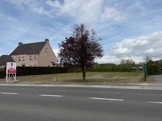 Ben je op zoek naar een bouwgrond nabij het centrum van Wetteren waar je jouw droomwoning kan realiseren? Zoek niet verder. Deze bouwgrond op de Dendermondesteenweg heeft wat jij zoekt. <br /><br />Mogelijkheden/bouwvoorschriften:<br />- 3,5m zijdelingse ruimte<br />- Oprichten van een halfopen bebouwing <br />- Kroonlijsthoogte tussen 6m en 6,3m ten opzichte van de vloerpas<br />- 2 bouwlagen (7,8m breed op 15m diep op gelijkvloers en 7,8m breed op 12m diep op de eerste verdieping) + zolder<br />- Bij het gezamenlijk bouwen van 2 woningen is het mogelijk om platte daken te voorzien. Zo niet, dan is er een hellingsgraad van 45° vereist.<br /><br />Bijzonderheden:<br />- Onmiddellijk mogelijk om te starten met de bouw<br />- Verkavelingsvergunning en verkoopbaarheidsattest aanwezig<br />- Goede ligging tussen het centrum van Wetteren en het Dorp in Schellebelle<br /><br />Mis deze kans niet en vraag vandaag nog informatie aan via jill.de.deurwaerdere@albert.immo of 0495 69 61 64. <br /><br />Bij Albert kom je thuis