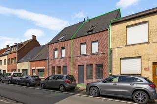 Deze recente woning combineert een doordachte gezinsindeling met vier volwaardige slaapkamers, een aangename tuin en opvallend veel praktische ruimte. De Verbertstraat geniet van een centrale ligging in Schoten, op korte afstand van het centrum en het groene Gemeentepark. Winkels, scholen en dagelijkse voorzieningen bevinden zich vlakbij, terwijl ook het jaagpad langs het kanaal mooie wandel- en fietsmogelijkheden bieden. Zo combineert deze locatie een vlotte bereikbaarheid met verrassend veel groen en ontspanning in de onmiddellijke omgeving.<br /><br /><strong>Indeling</strong><br />Via de inkomhal met vestiairegedeelte en gastentoilet bereikt u de leefruimtes. Vooraan bevindt zich de eetkamer, terwijl de zithoek achteraan werd ondergebracht en zo een aangename, meer private plek vormt met zicht richting tuin.<br />Centraal ligt de geïnstalleerde keuken, die beide leefruimtes op een natuurlijke manier met elkaar verbindt. Zo ontstaat een praktische indeling waarbij koken, eten en ontspannen elk hun eigen plek krijgen, zonder het contact tussen de ruimtes te verliezen.<br /><br /><strong>Eerste verdieping</strong><br />De nachthal geeft toegang tot drie slaapkamers, waaronder een ruime hoofdslaapkamer aan de voorzijde. Verder bevinden zich hier de badkamer, een afzonderlijk toilet en een praktische wasplaats. Ook de technieken voor centrale verwarming en ventilatie werden netjes geïntegreerd.<br /><br /><strong>Zolder</strong><br />De volledig ingerichte zolderverdieping vormt een royale <strong>vierde slaapkamer</strong> en beschikt over ingemaakte kasten. Door de ruime oppervlakte kan deze verdieping desgewenst ook verder worden opgedeeld of gecombineerd worden met een bureau- of dressinggedeelte.<br /><br /><strong>Buitenruimte</strong><br />Achteraan beschikt de woning over een aangename tuin. Een bijkomende troef zijn de <strong>twee garages</strong>, die rechtstreeks via de tuin bereikbaar zijn en aan de achterzijde afzonderlijke toegang hebben via de Kalstraat, bijzonder praktisch voor parkeren, fietsen en extra bergruimte.<br />Onder de volledige woning bevindt zich bovendien een kruipruimte.<br /><br /><strong>Bijzonderheden</strong><br />Met <strong>vier slaapkamers, EPC B, twee garages en een recente bouwkwaliteit</strong> is dit een bijzonder complete woning voor wie ruimte, energiezuinigheid en dagelijks wooncomfort wil combineren.