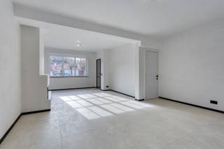 Deze volledig vernieuwde, instapklare woning combineert hedendaags wooncomfort met een uitstekende ligging, op wandelafstand van winkels, horeca, scholen en het ziekenhuis. De renovatie gebeurde met oog voor detail en gebruik van hoogwaardige materialen, waardoor dit een echte parel is in het centrum.<br /><br />Indeling<br />Gelijkvloers<br />Via de inkomhal kom je in de ruime, lichtrijke leefruimte die naadloos aansluit op de open keuken. De keuken is volledig uitgerust met Siemens-toestellen (grote koelkast, aparte diepvries, wijnkoeler en ingebouwd koffiemachine) en werd stijlvol afgewerkt met oog voor kwaliteit. Twee elegante stalen en glazen deuren verbinden keuken en leefruimte. Achter de keuken bevinden zich een gastentoilet en een praktische berging met toegang tot de zonnige tuin en het terras. Achteraan de tuin is nog een tweede terras voorzien, ideaal om te genieten van de avondzon. De woning beschikt bovendien over een droge kelder met extra bergruimte.<br /><br />Eerste verdieping<br />De eerste verdieping biedt twee ruime slaapkamers, een apart nachttoilet en een volledig uitgeruste badkamer met bad, dubbele wastafel en veel kastruimte.<br /><br />Tweede verdieping<br />Onder het dak bevindt zich een prachtige derde slaapkamer of studio met aansluitende badkamer (lavabo en inloopdouche). Deze ruimte kan eenvoudig worden opgedeeld in twee aparte slaapkamers.<br /><br />Garage<br />Naast de woning bevindt zich een aparte garage of berging, perfect voor fietsen, vuilnisbakken of tuingerief. Er zijn stopcontacten voorzien voor het opladen van elektrische fietsen en een doorgang naar de tuin.<br /><br />Troeven:<br /><br />- Volledige renovatie – instapklaar<br />- Centrale ligging, alles op wandelafstand<br />- Hoogwaardige keuken met Siemens-toestellen<br />- Grote, zonnige tuin met twee terrassen<br />- Droge kelder met extra bergruimte<br />- Drie (mogelijk vier) slaapkamers<br />- Twee badkamers<br />- Praktische garage met oplaadpunten voor elektrische fietsen<br />- Energiezuinig – EPC A mogelijk mits plaatsing van zonnepanelen<br /><br />-- stedenbouwkundige inlichtingen in aanvraag --